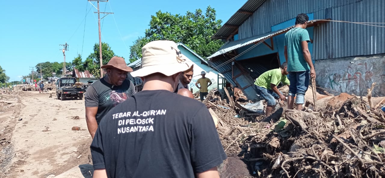 Tiba di NTT, Tim Sigab PPPA Daarul Qur'an Bantu Warga Evakuasi Barang-barang