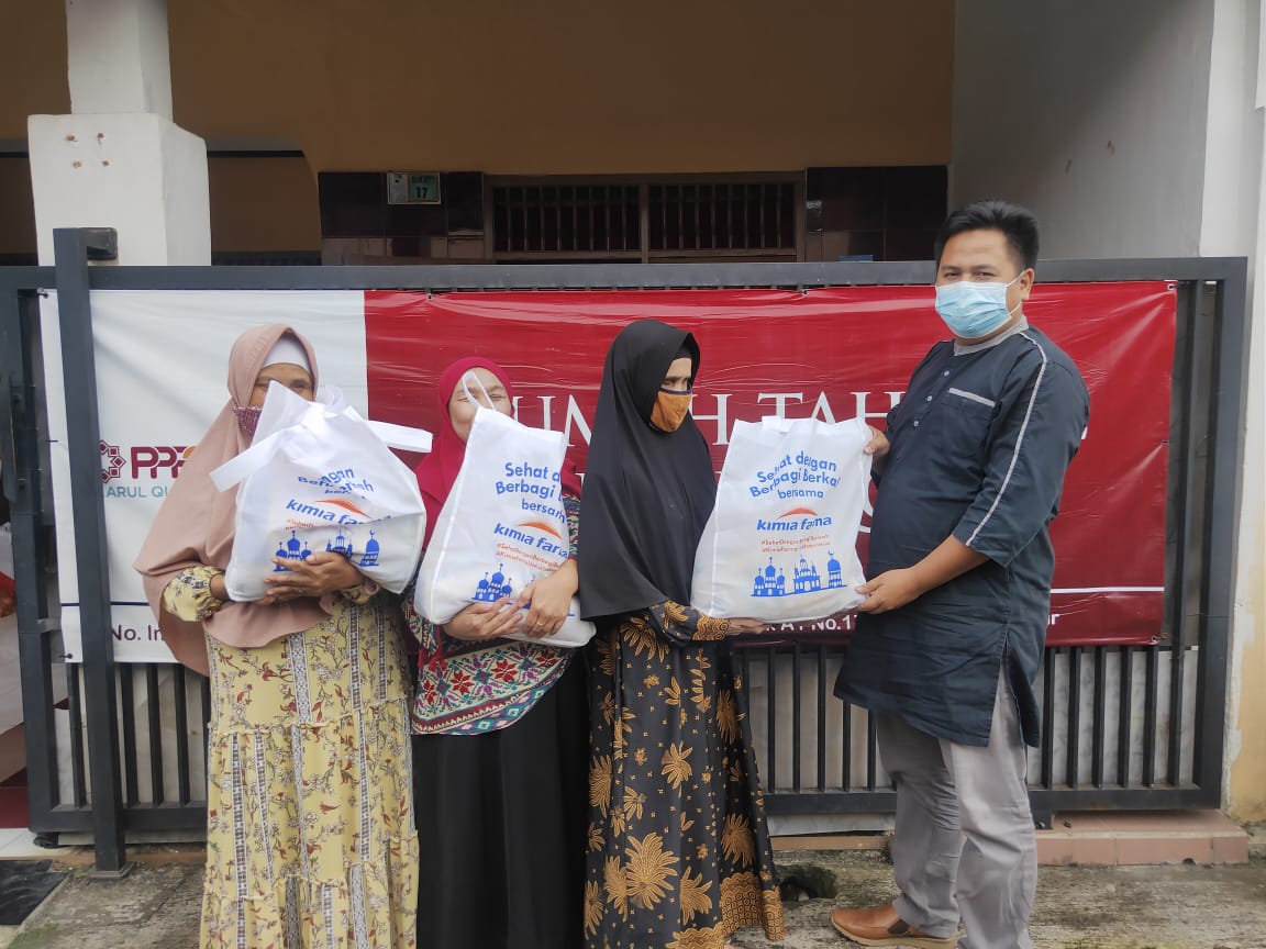 Penyaluran Paket Bingkisan Ramadan untuk Santri Tunanetra di Nurul Qolbi