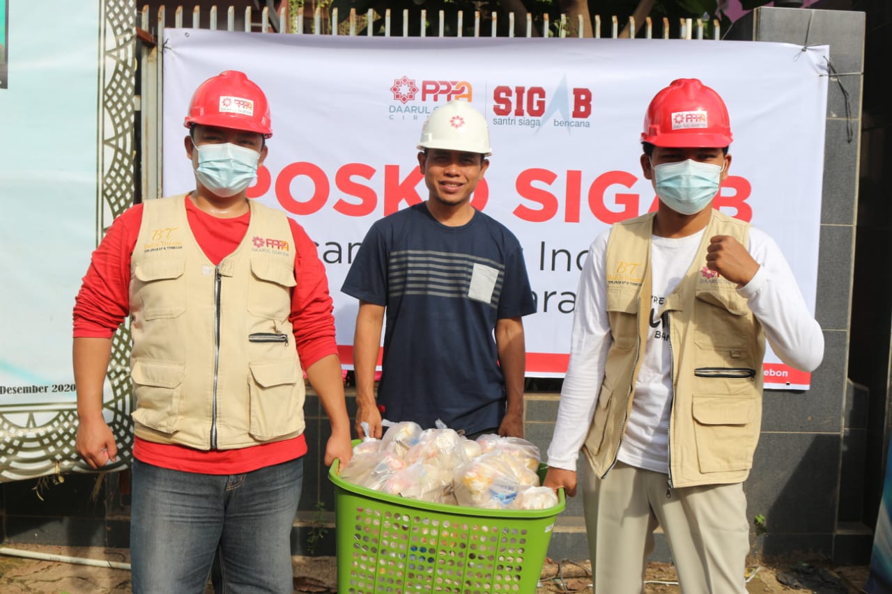 PPPA Daarul Qurâ€™an Cirebon Distribusikan Makanan ke Pengungsi di Indramayu