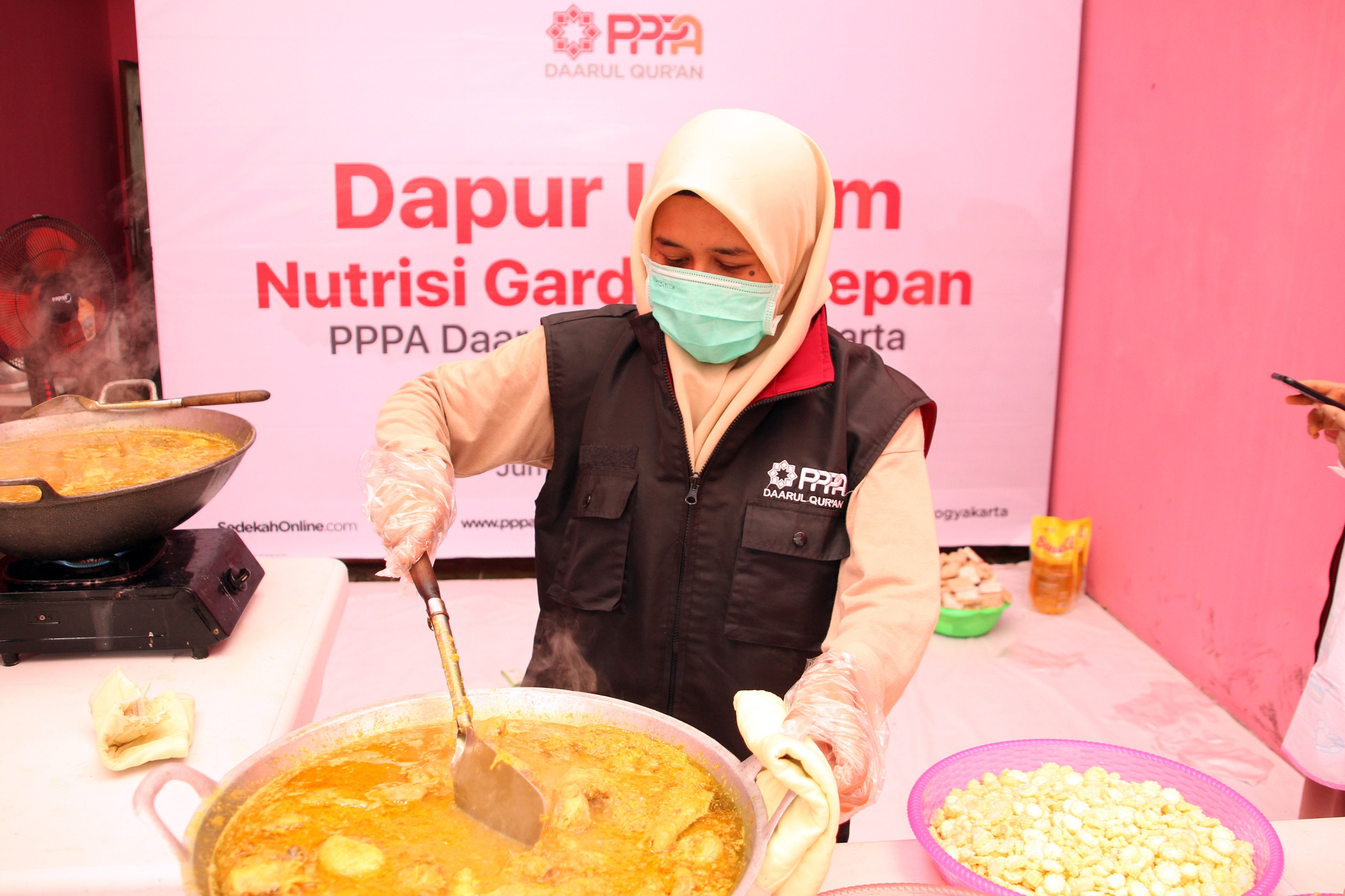 Dapur Umum PPPA Daarul Qurâ€™an Yogyakarta untuk Dukung Nutrisi Para Pejuang Covid-19