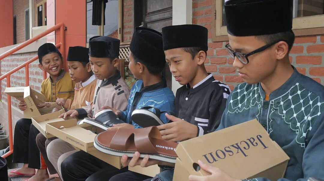 PPPA Daarul Qurâ€™an CirebonÂ Â Salurkan Sepatu dan Sandal untuk Pesantren Yatim Dhuafa