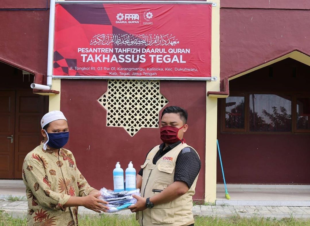 Hand Sanitizer dan Masker untuk Pesantren Takhassus Tegal