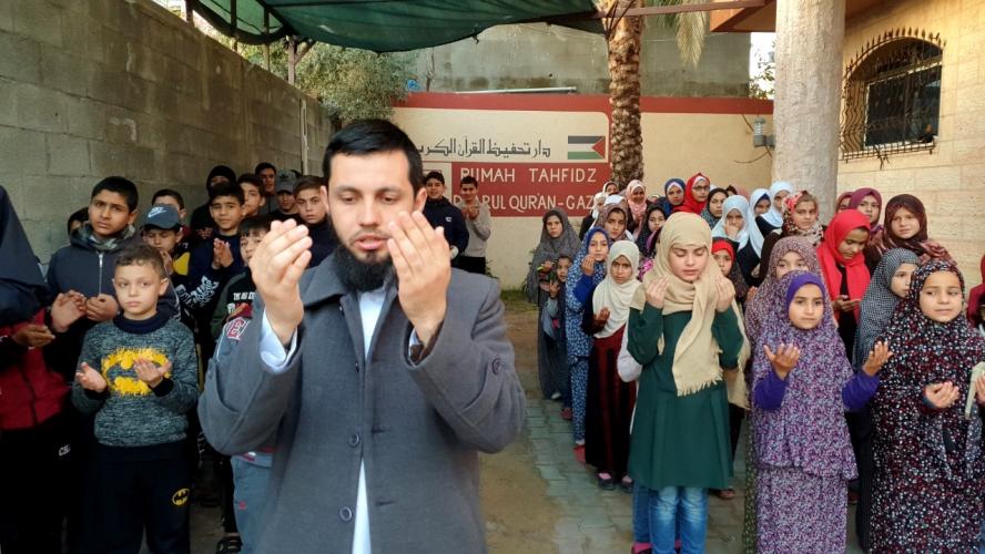 Ribuan Muslim Palestina Salat Gaib untuk Mendiang Ayah Abduh