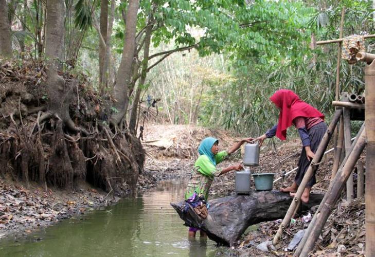 Kemarau Panjang, Warga Patia Terpaksa Gunakan Air Sungai yang Keruh