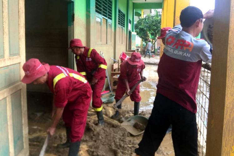 SIGAB PPPA Daarul Qur'an Bersihkan Lumpur Pascabanjir di Lebak