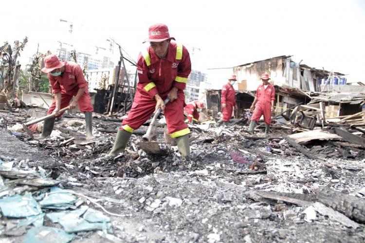 Kebakaran Semanan, Tim Kasih Bantu Warga Bersihkan Puing-puing