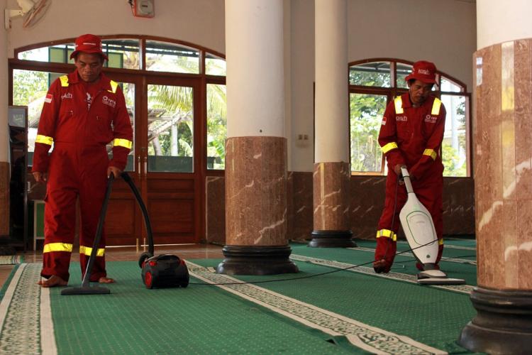 Gerilya Tim Kasih PPPA Daarul Qur'an Bersihkan Masjid di Yogyakarta