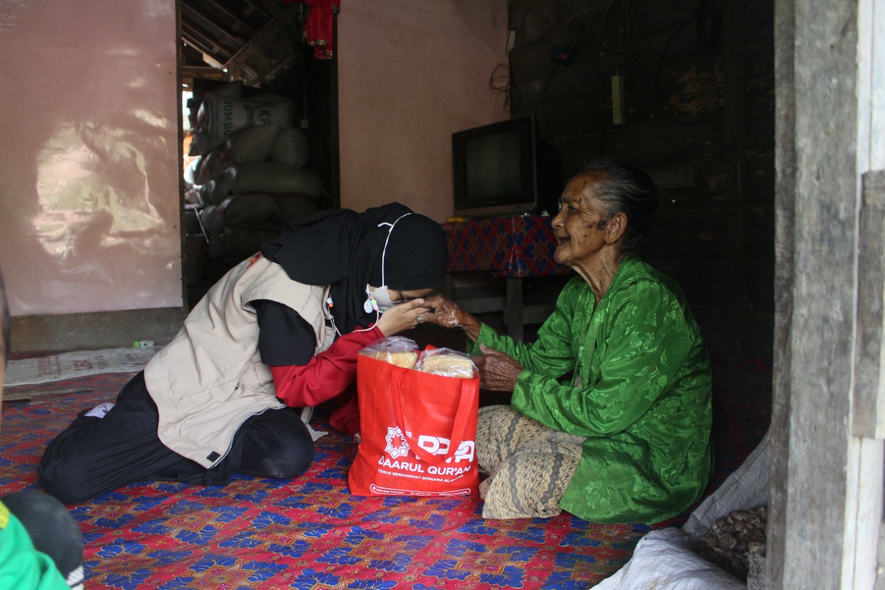 PPPA Daarul Qurâ€™an Palembang Salurkan Paket Nutrisi untuk Lansia
