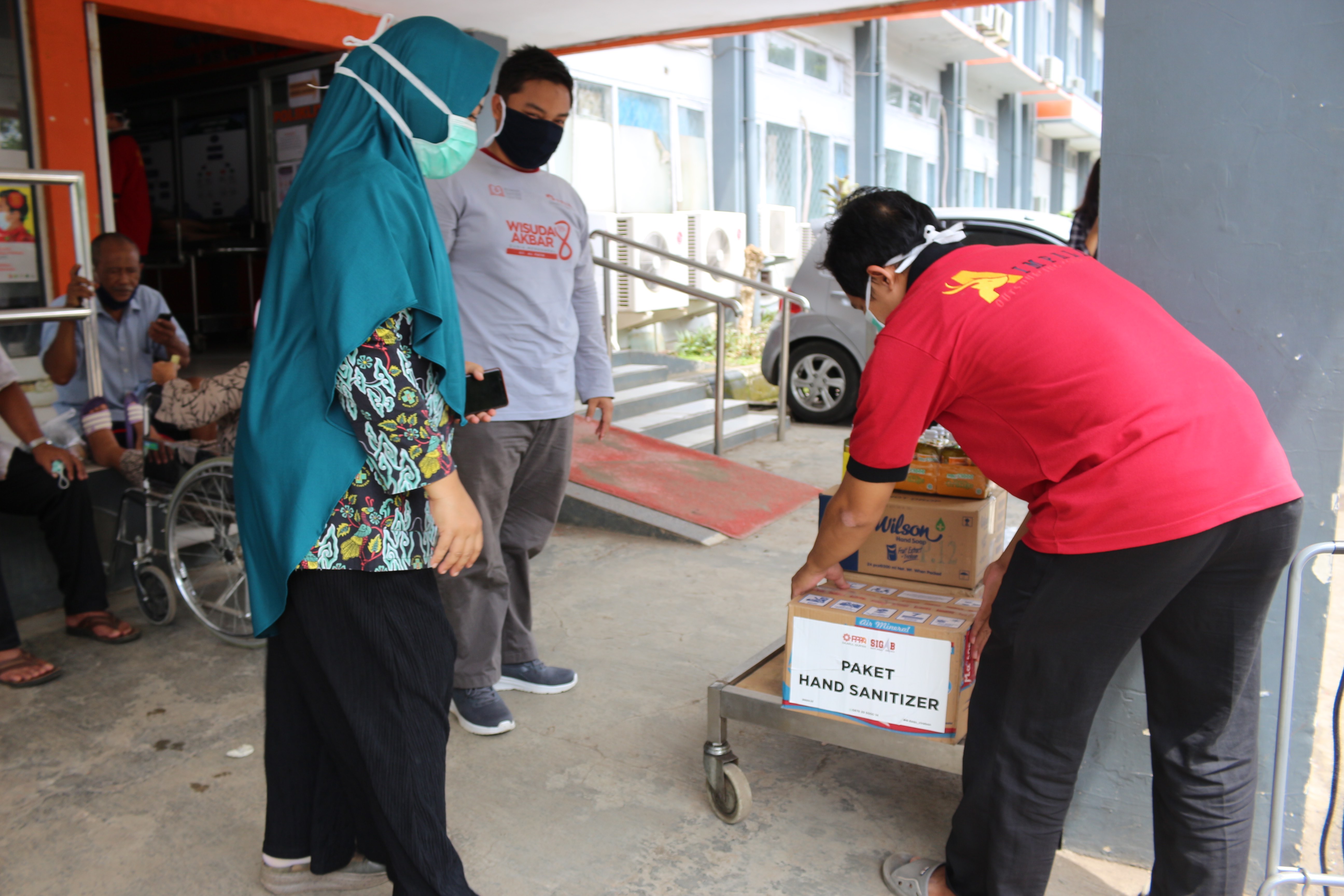 PPPA Daarul Qurâ€™an Cirebon Salurkan Multivitamin dan Hand Sanitizer Untuk Tenaga Medis