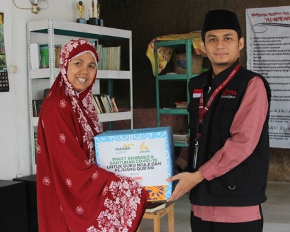 PPPA Daarul Qur'an Bekerja Sama Dengan Laznas BSM Salurkan Paket Sembako dan Santunan untuk Guru Ngaji