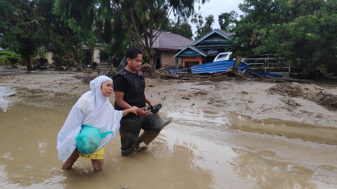 Harlinda Terisak Lihat Rumahnya Terendam Lumpur Akibat Banjir Bandang Luwu Utara