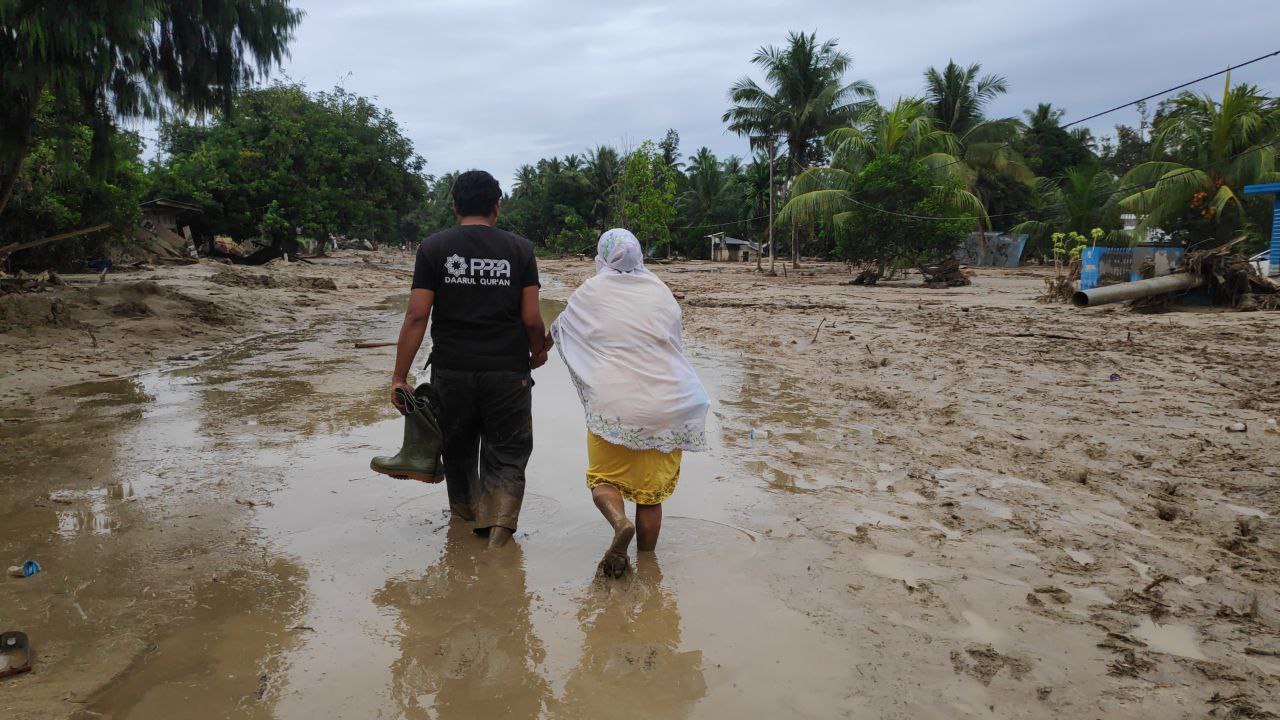 Tim SIGAB PPPA Daarul Qur'an Bantu Evakuasi Korban Banjir Bandang di Luwu Utara