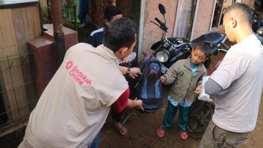 Distribusi Bantuan untuk Korban Longsor Sukabumi